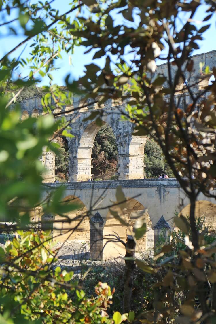 Pont Du Gard Provence Frankreich Monument Reisebericht Reiseblog Genuss-mit-fernweh.de Bauwerk durch Zweige durch